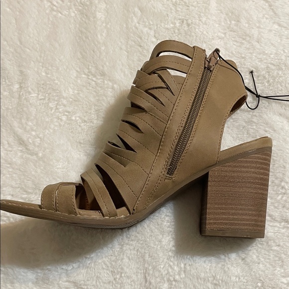 Universal Thread Strappy Block Heels - Picture 7 of 14